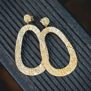 Brinco Dourado em Gota Texturizada