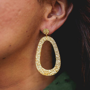 Brinco Dourado em Gota Texturizada